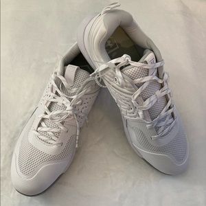 UNDER ARMOUR WOMENS GLYDE SOFTBALL SHOES COLOR WHITE SIZE 11.5 NWOT